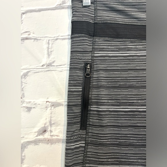 Lululemon Pace Rival Crop striped black and white- Size 8 - Picture 4 of 6